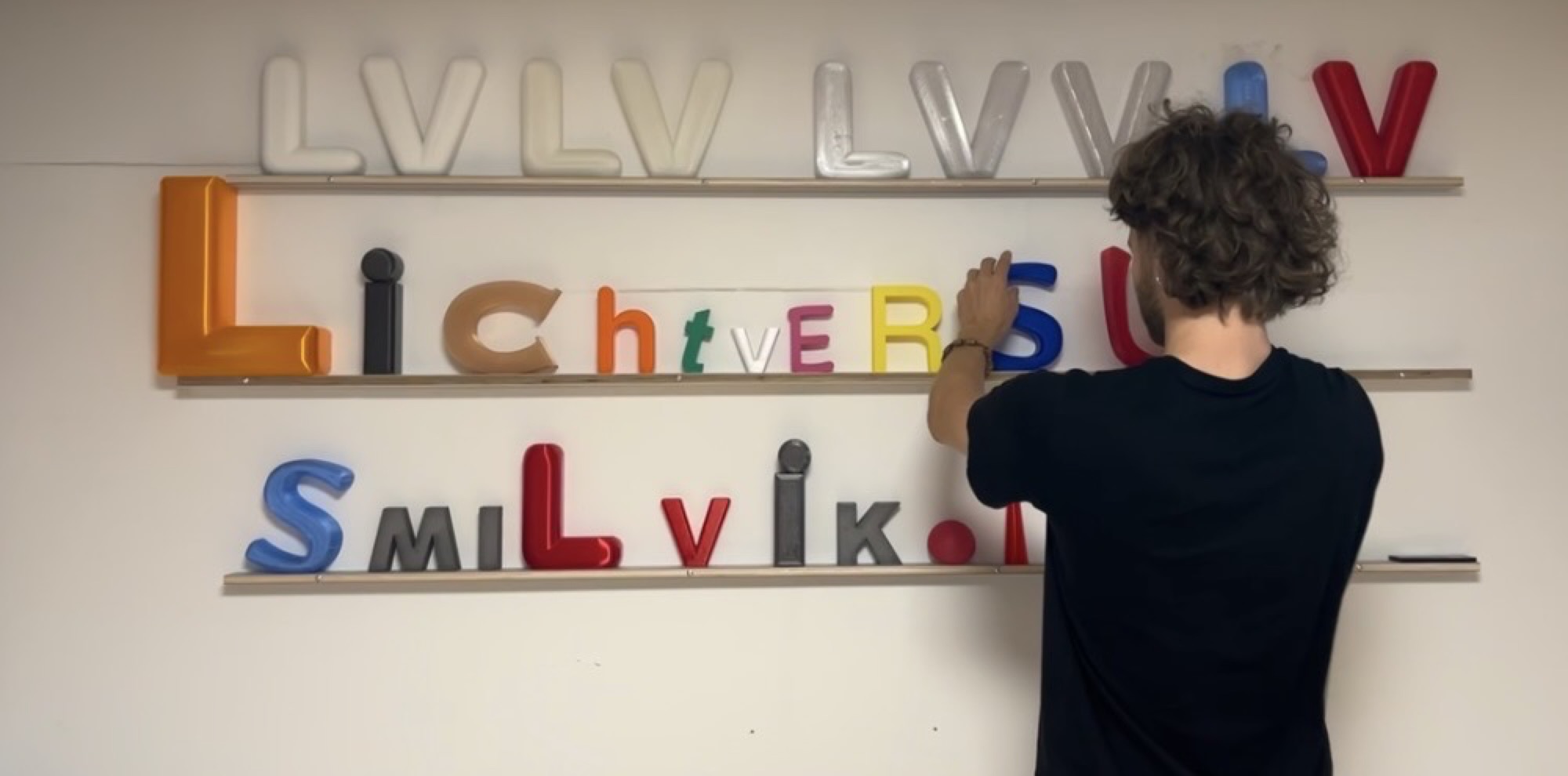 Konsti arrangiert bunte 3D-Buchstaben — Lichtversum Hamburg