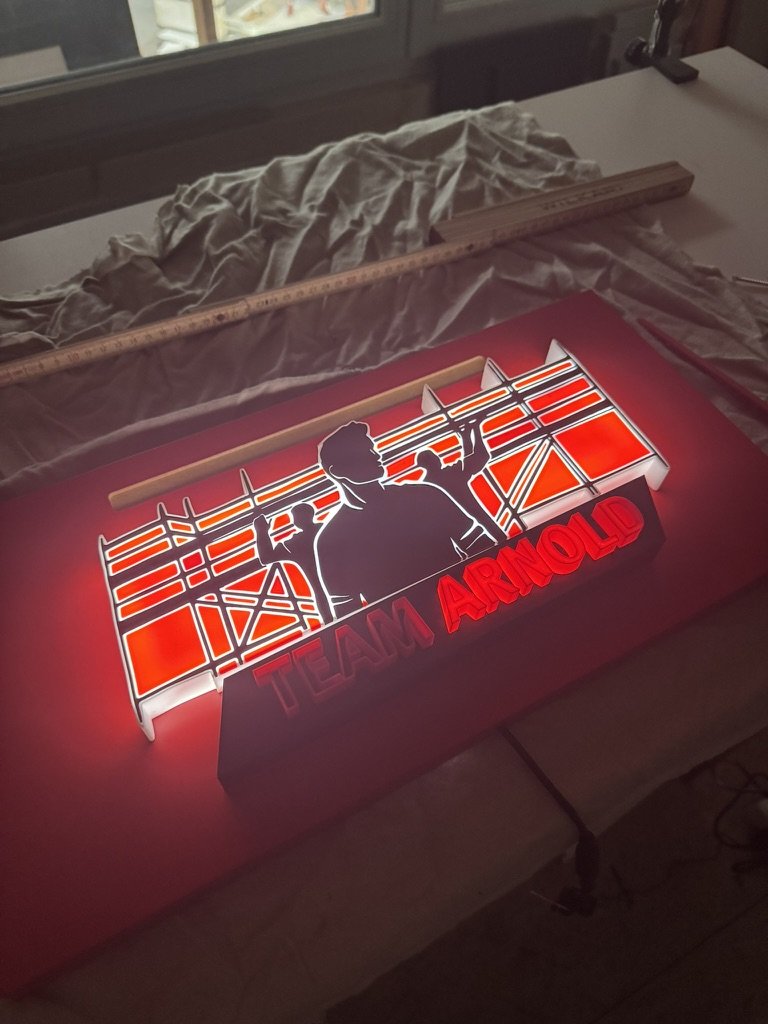 Team Arnold Gerüstbau — 3D-Leuchtbild mit Gerüstbauer-Silhouette, rot beleuchtet