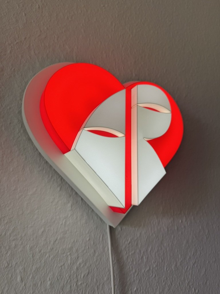 Hochzeitslampe — herzförmiges 3D-Leuchtbild mit verschlungenen Initialen, rot beleuchtet