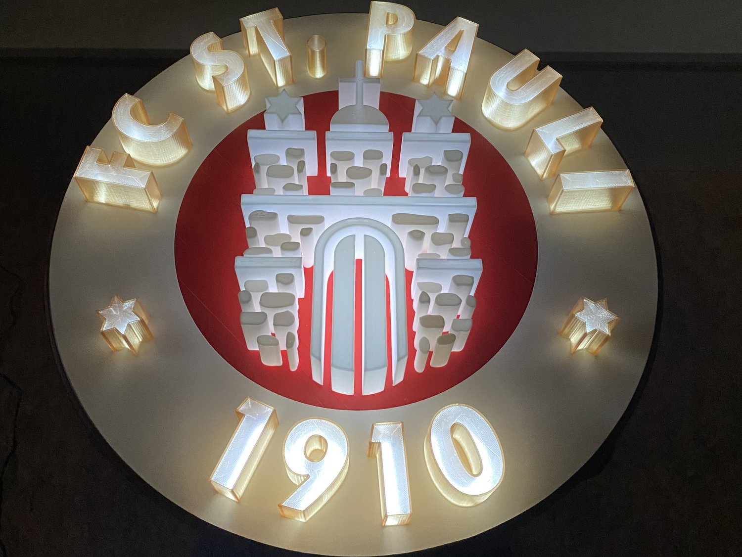 FC St. Pauli — 3D-Leuchtbild, leuchtende Flächen, handgemacht in Hamburg