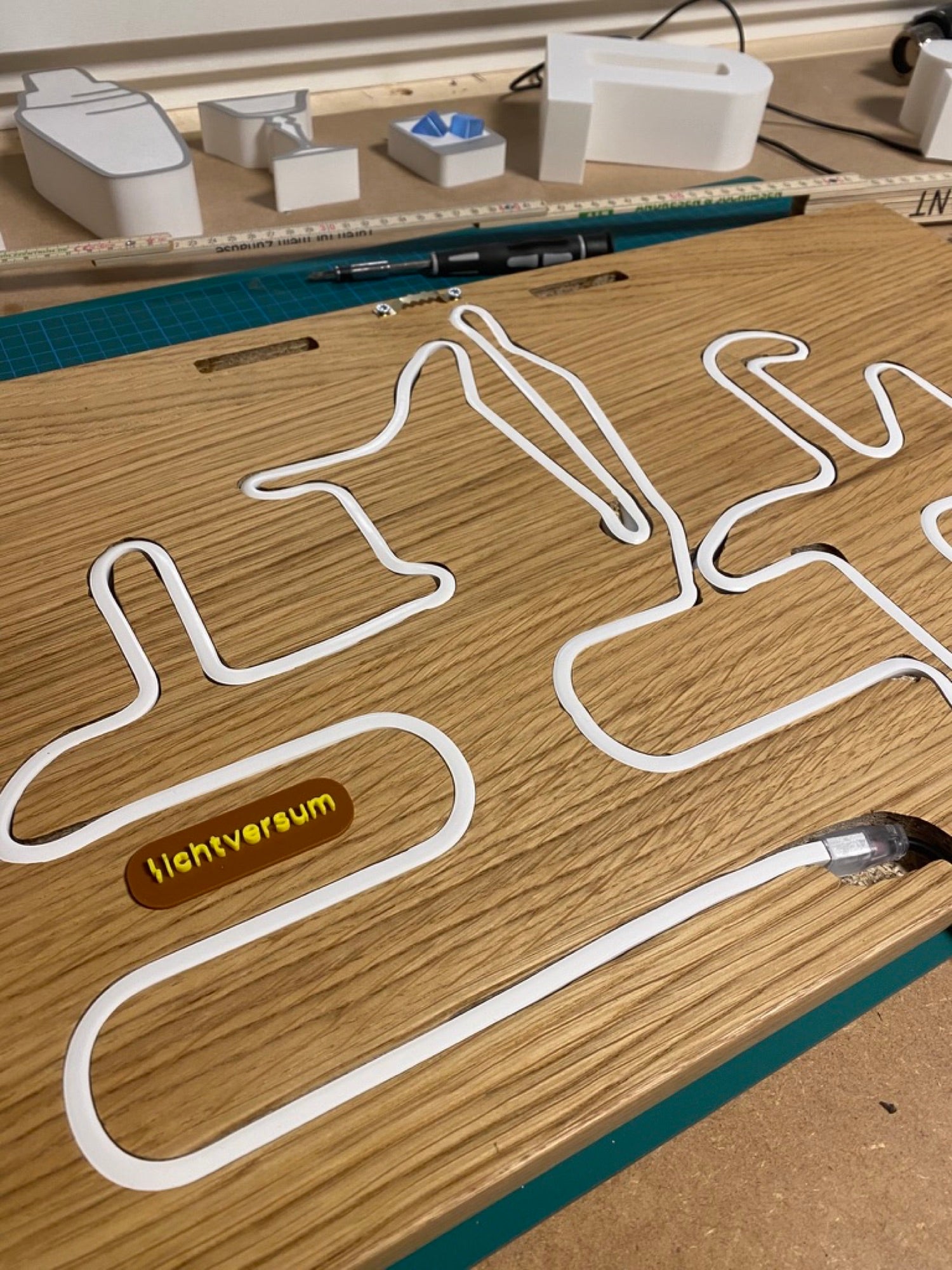 Lichtversum Werkstatt Hamburg — CNC-Fräse und LED-Kanäle in Holz für 3D-Leuchtbilder